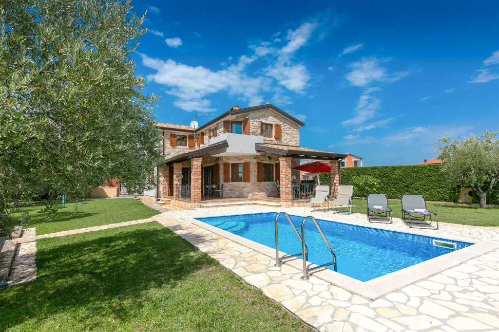 4-Bedroom Villa with Saltwater Pool in Višnjan