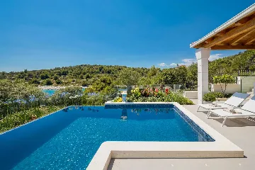 4-Bedroom Villa with Infinity Pool in Okrug Gornji