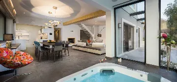 4-Bedroom Villa with Infinity Pool in Okrug Gornji