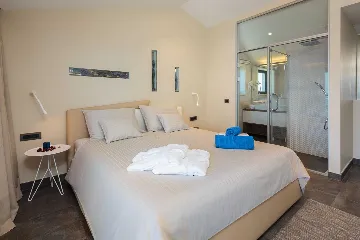 4-Bedroom Villa with Infinity Pool in Okrug Gornji