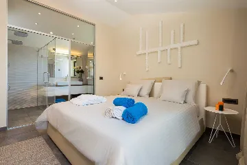 4-Bedroom Villa with Infinity Pool in Okrug Gornji