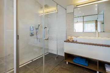 4-Bedroom Villa with Infinity Pool in Okrug Gornji