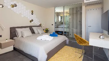 4-Bedroom Villa with Infinity Pool in Okrug Gornji