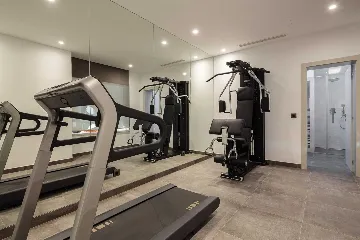 4-Bedroom Villa with Infinity Pool in Okrug Gornji