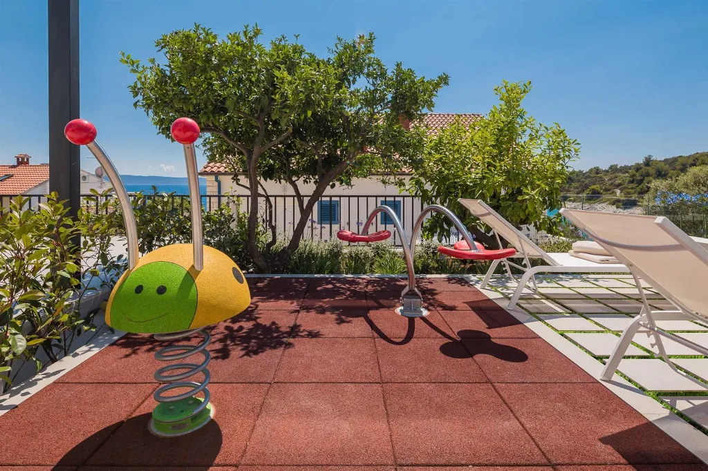 4-Bedroom Villa with Infinity Pool in Okrug Gornji