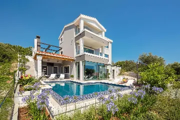 4-Bedroom Villa with Infinity Pool in Okrug Gornji