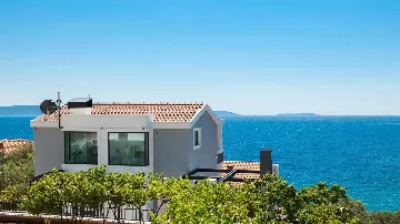 4-Bedroom Villa with Infinity Pool in Okrug Gornji