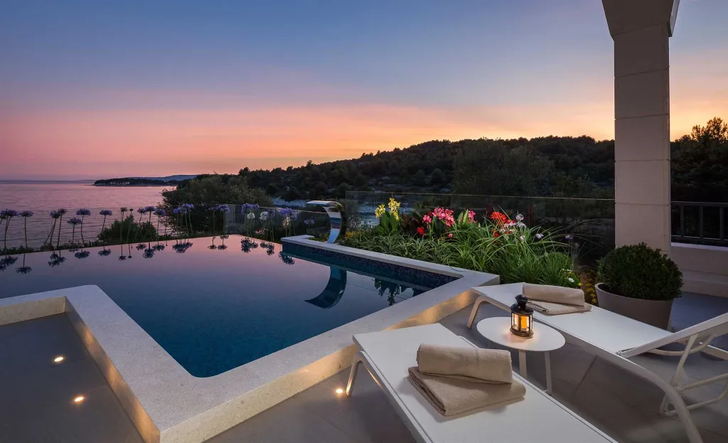 4-Bedroom Villa with Infinity Pool in Okrug Gornji