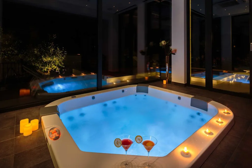 4-Bedroom Villa with Infinity Pool in Okrug Gornji