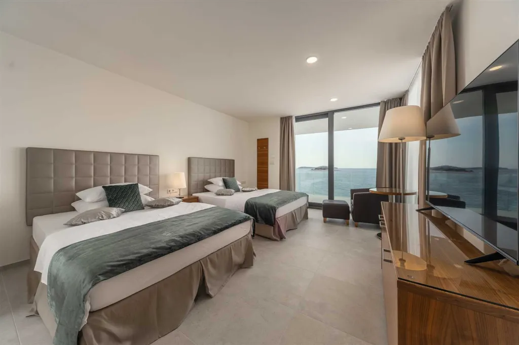5-Bedroom Villa with Hydromassage Infinity Pool in Rogoznica