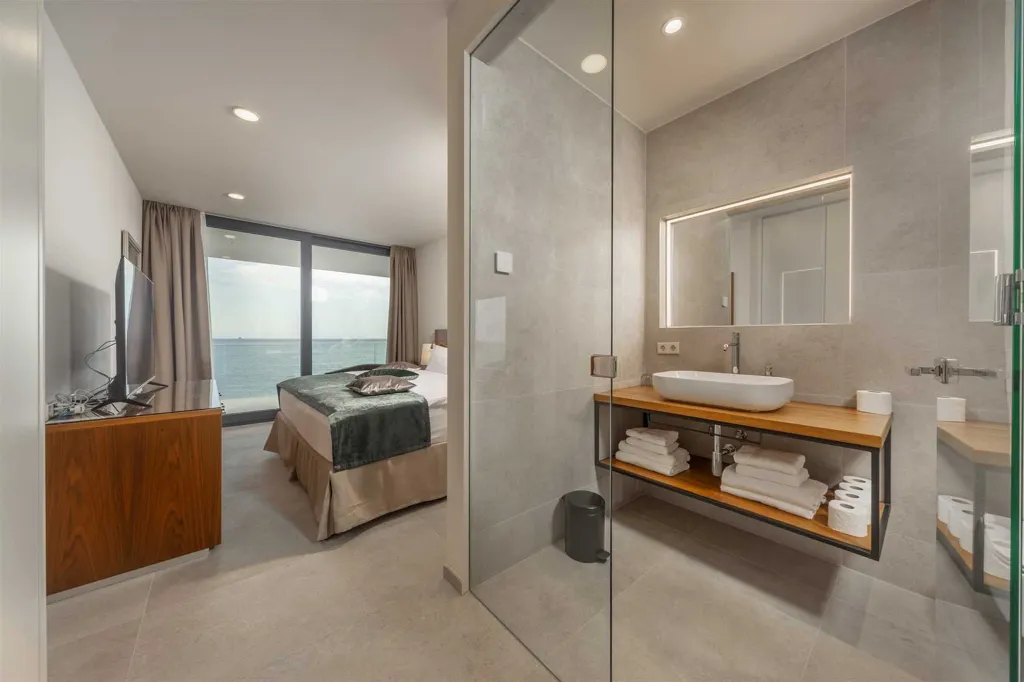 5-Bedroom Villa with Hydromassage Infinity Pool in Rogoznica