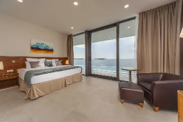 5-Bedroom Villa with Hydromassage Infinity Pool in Rogoznica