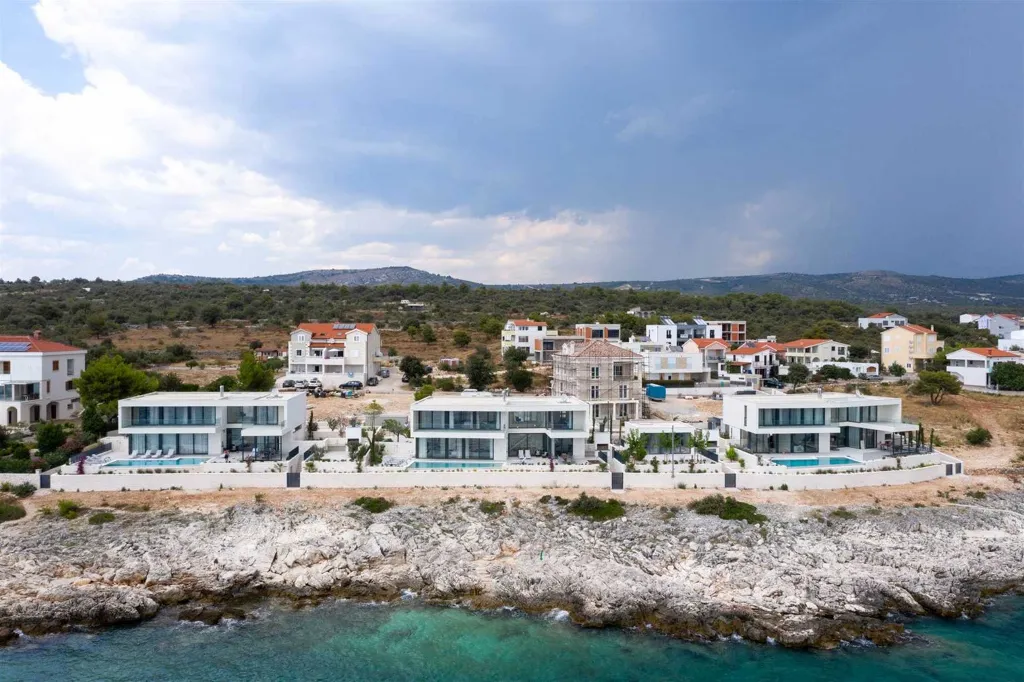 5-Bedroom Villa with Hydromassage Infinity Pool in Rogoznica