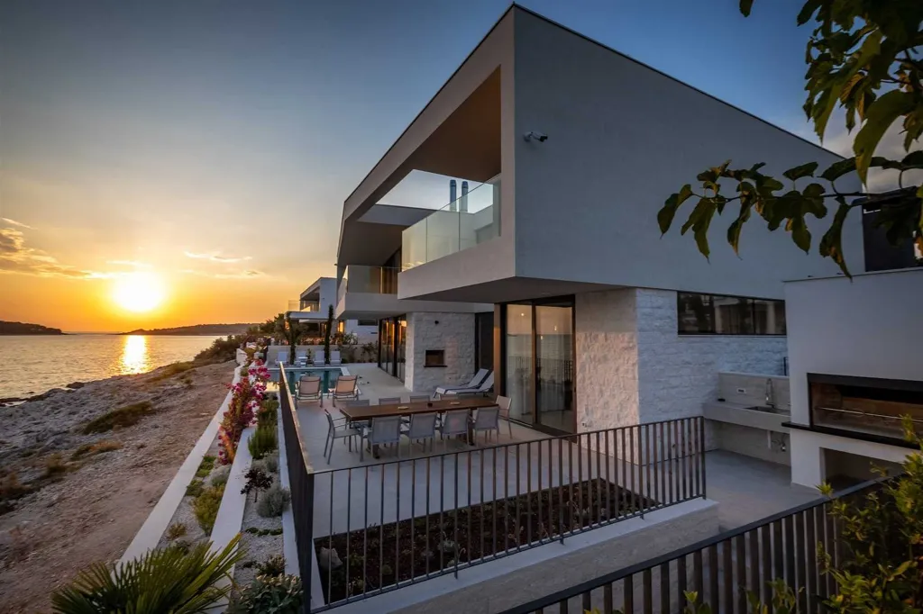 5-Bedroom Villa with Hydromassage Infinity Pool in Rogoznica