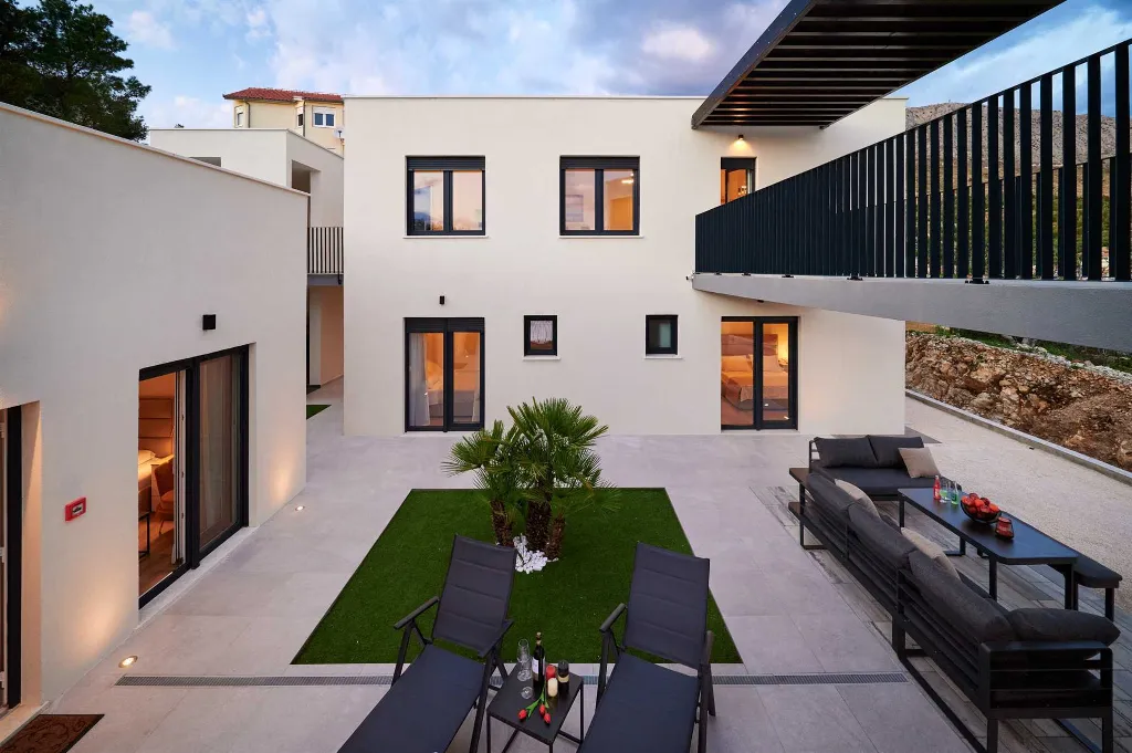 6-Bedroom Villa with Private Pool, Mali Rat (12)