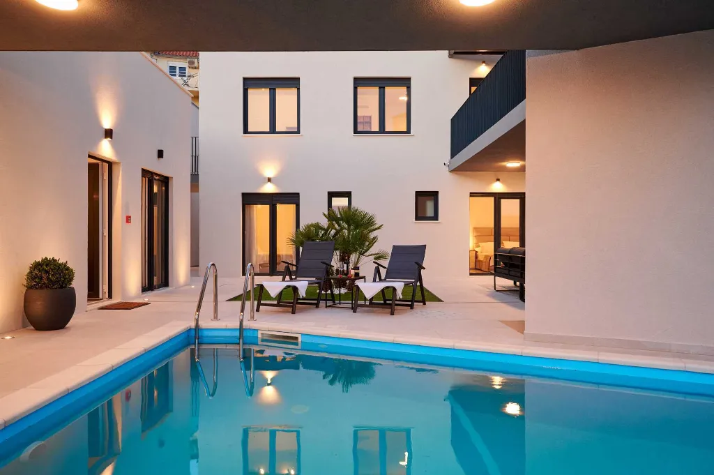 6-Bedroom Villa with Private Pool, Mali Rat (12)