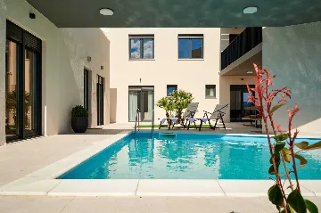 6-Bedroom Villa with Private Pool, Mali Rat (12)