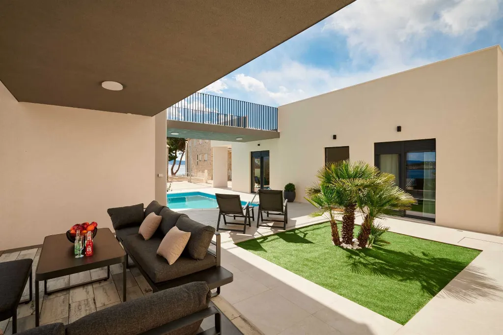 6-Bedroom Villa with Private Pool, Mali Rat (12)