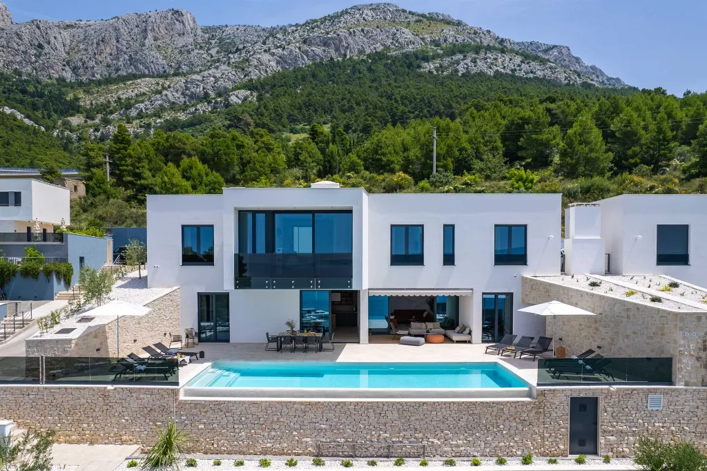 5-Bedroom Villa for 10 with Heated Infinity Pool, Omiš
