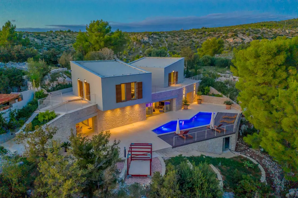 4-Bedroom Villa with Heated Pool for 8 in Bobovisca