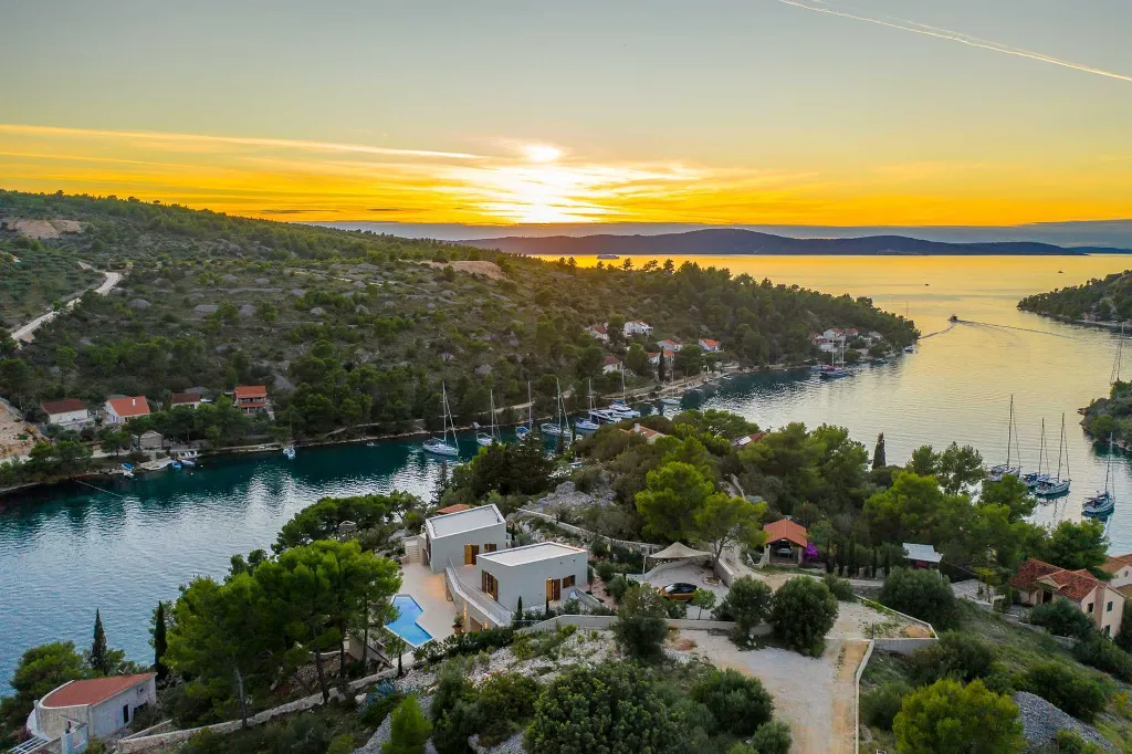 4-Bedroom Villa with Heated Pool for 8 in Bobovisca