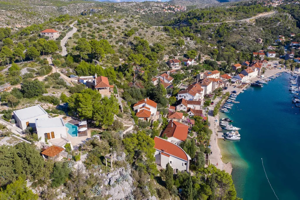 4-Bedroom Villa with Heated Pool for 8 in Bobovisca