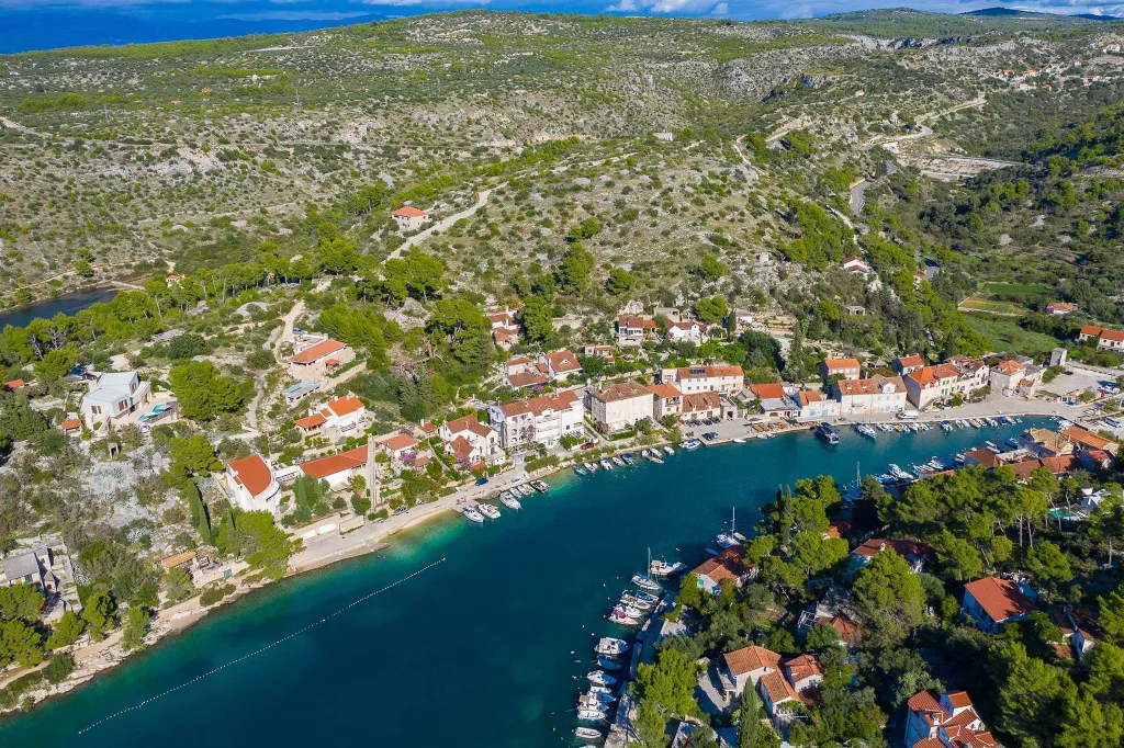 4-Bedroom Villa with Heated Pool for 8 in Bobovisca