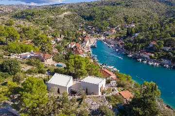 4-Bedroom Villa with Heated Pool for 8 in Bobovisca