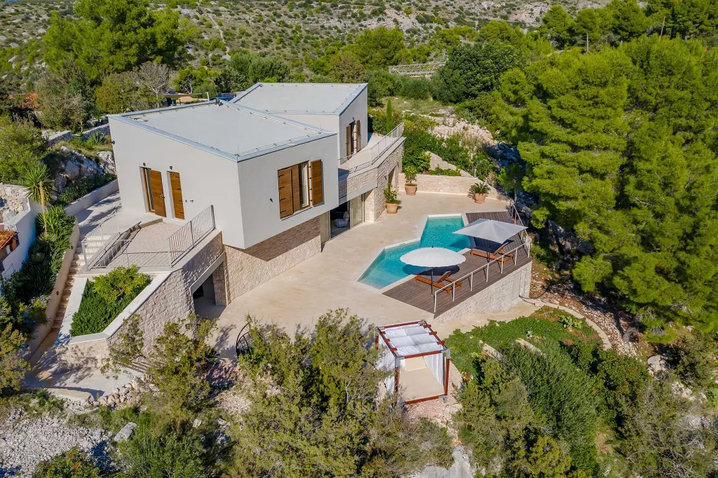 4-Bedroom Villa with Heated Pool for 8 in Bobovisca