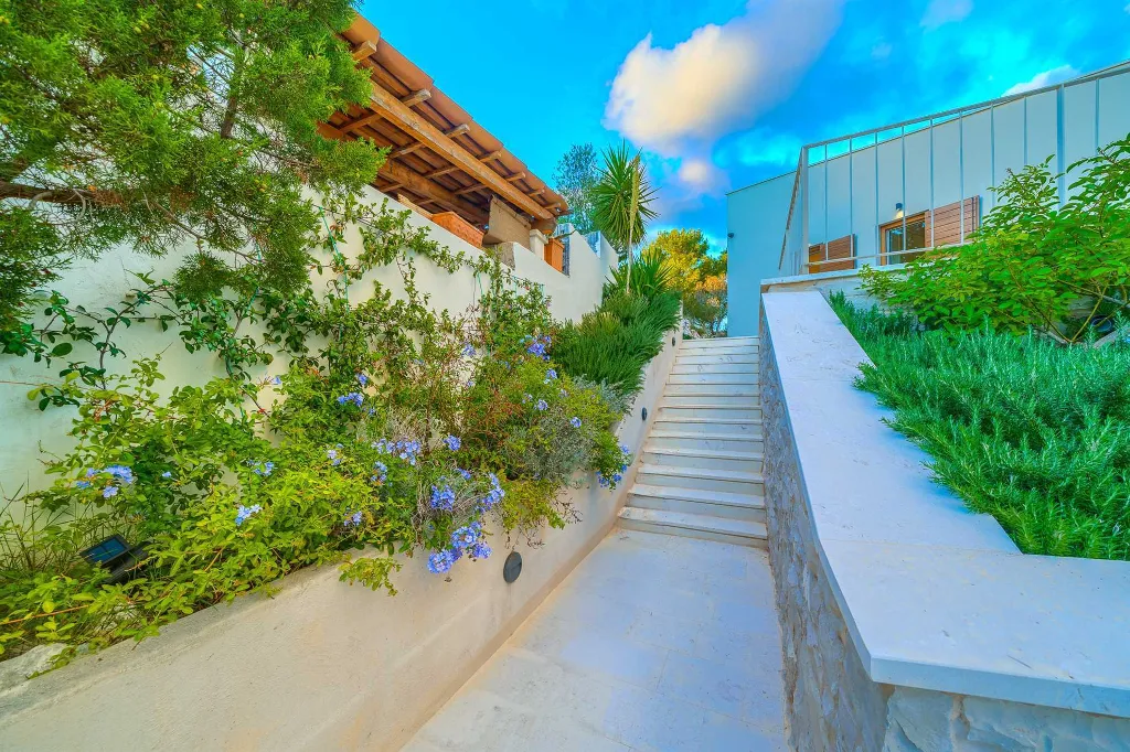 4-Bedroom Villa with Heated Pool for 8 in Bobovisca