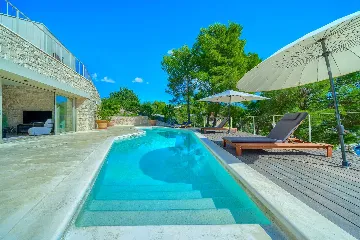 4-Bedroom Villa with Heated Pool for 8 in Bobovisca