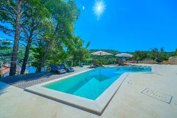 4-Bedroom Villa with Heated Pool for 8 in Bobovisca