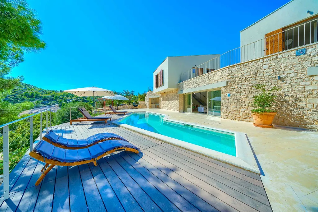 4-Bedroom Villa with Heated Pool for 8 in Bobovisca