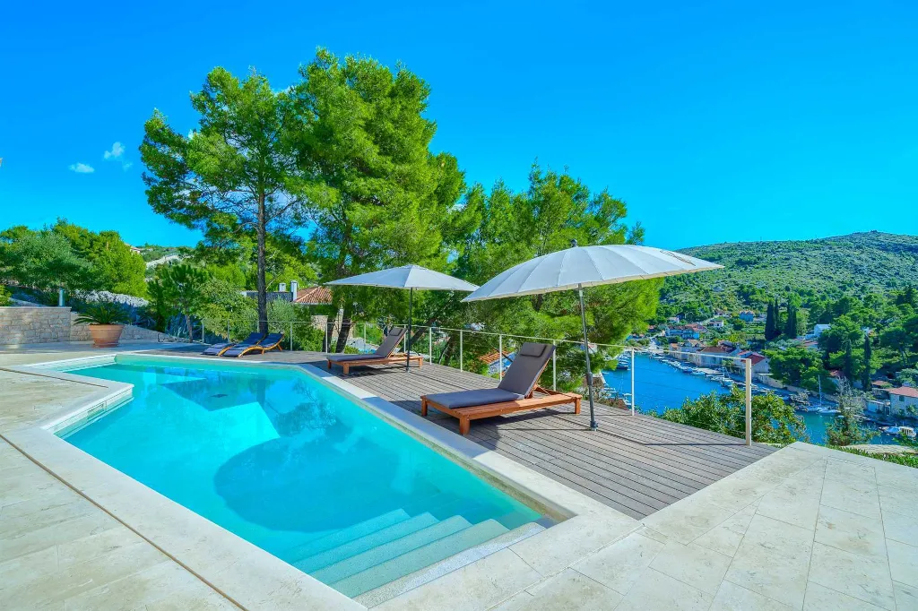 4-Bedroom Villa with Heated Pool for 8 in Bobovisca