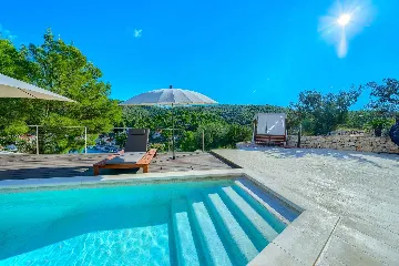 4-Bedroom Villa with Heated Pool for 8 in Bobovisca