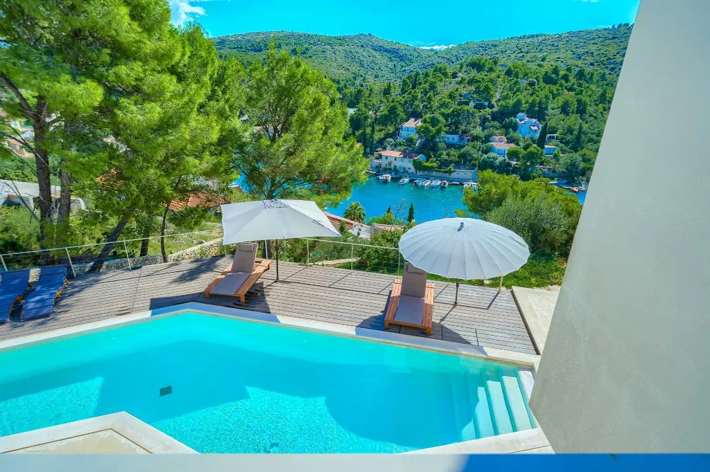 4-Bedroom Villa with Heated Pool for 8 in Bobovisca