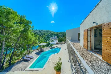 4-Bedroom Villa with Heated Pool for 8 in Bobovisca