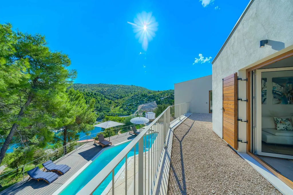 4-Bedroom Villa with Heated Pool for 8 in Bobovisca