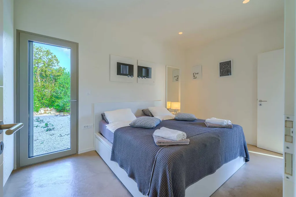 4-Bedroom Villa with Heated Pool for 8 in Bobovisca