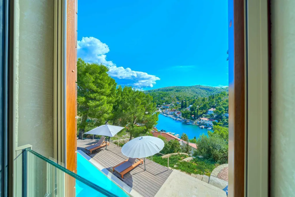 4-Bedroom Villa with Heated Pool for 8 in Bobovisca