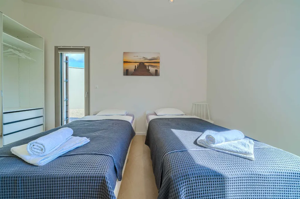 4-Bedroom Villa with Heated Pool for 8 in Bobovisca