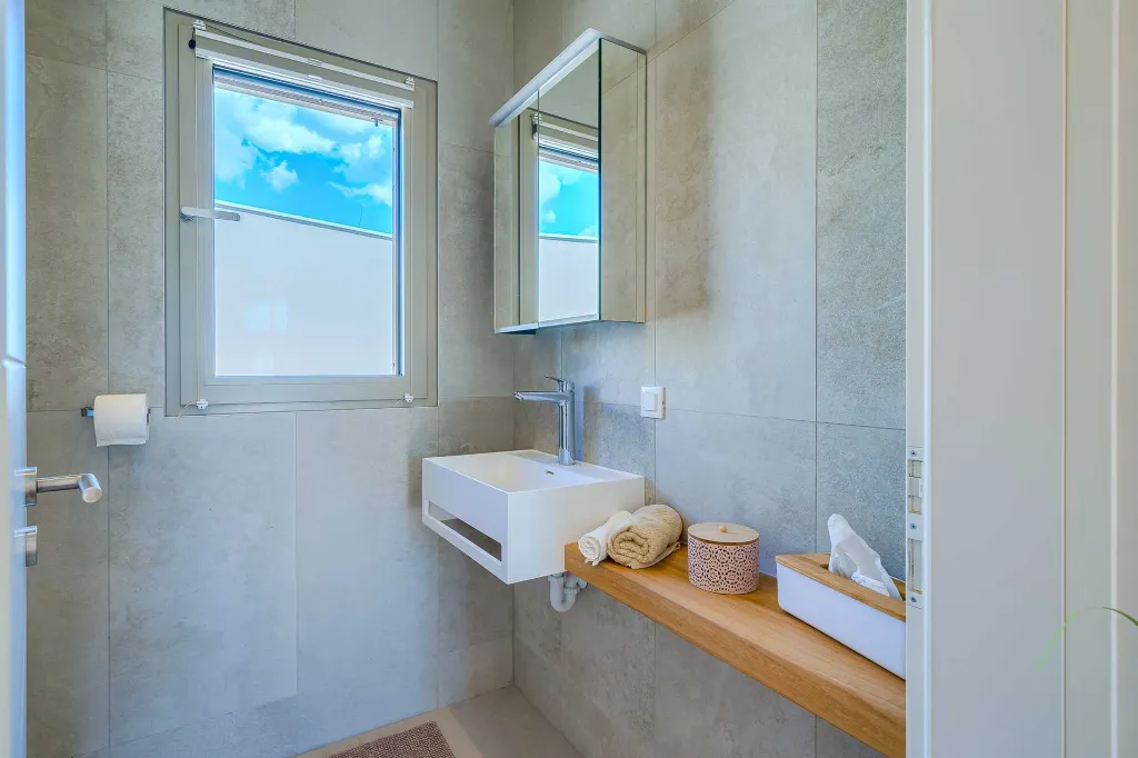 4-Bedroom Villa with Heated Pool for 8 in Bobovisca