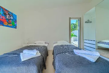 4-Bedroom Villa with Heated Pool for 8 in Bobovisca