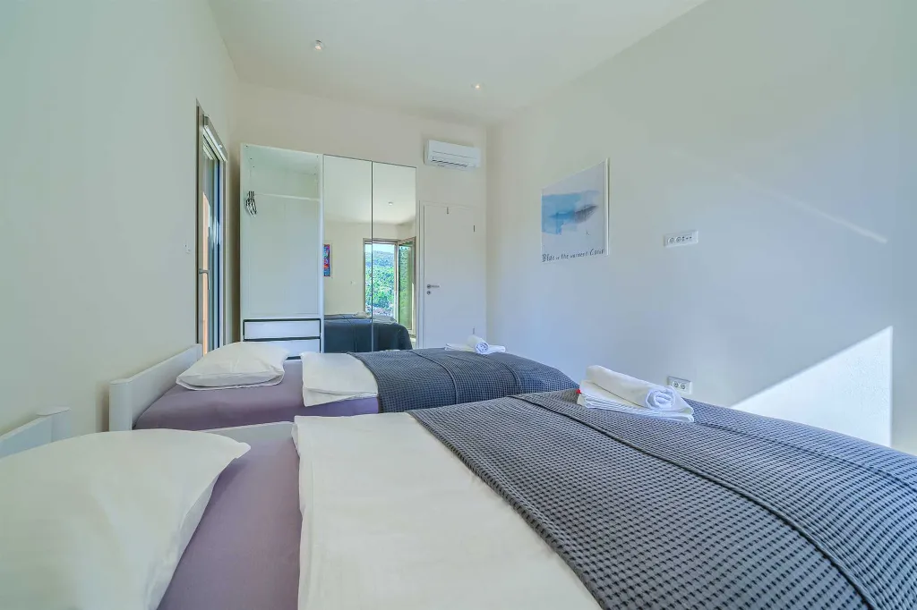 4-Bedroom Villa with Heated Pool for 8 in Bobovisca