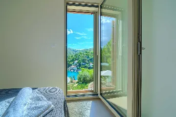 4-Bedroom Villa with Heated Pool for 8 in Bobovisca