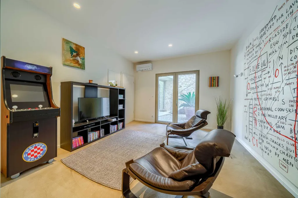 4-Bedroom Villa with Heated Pool for 8 in Bobovisca