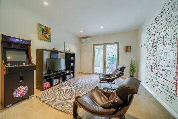 4-Bedroom Villa with Heated Pool for 8 in Bobovisca