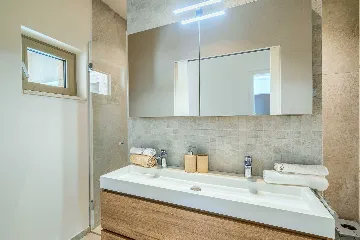 4-Bedroom Villa with Heated Pool for 8 in Bobovisca