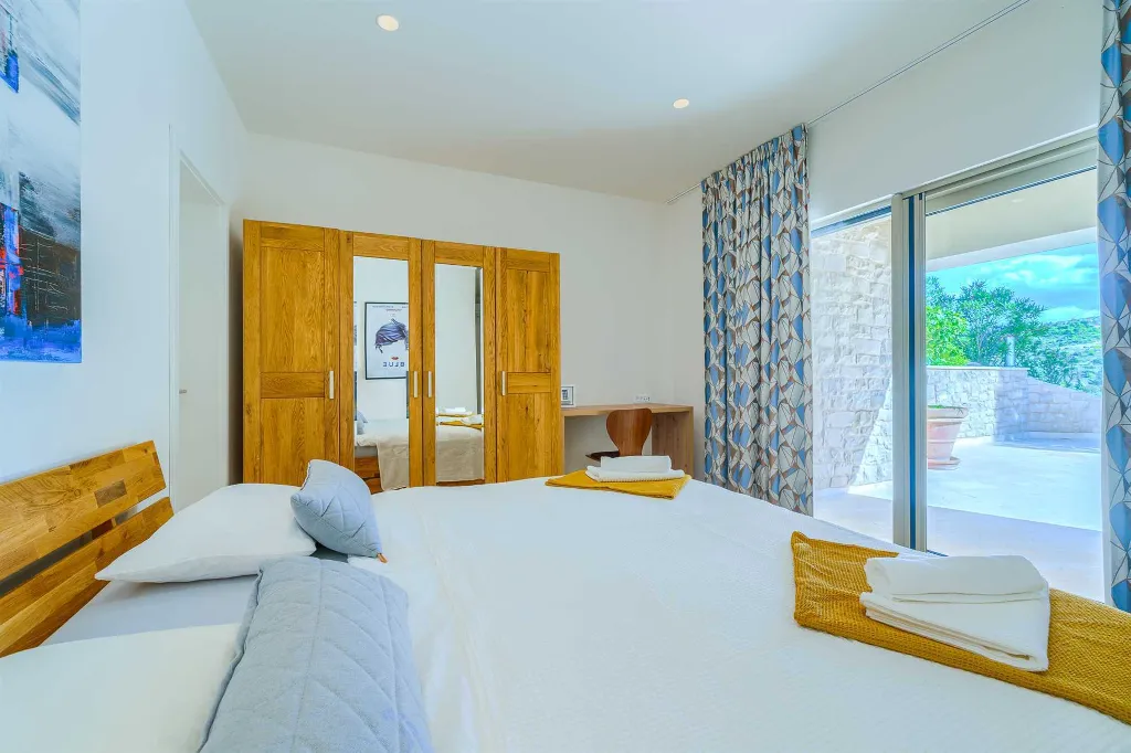 4-Bedroom Villa with Heated Pool for 8 in Bobovisca