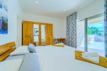 4-Bedroom Villa with Heated Pool for 8 in Bobovisca